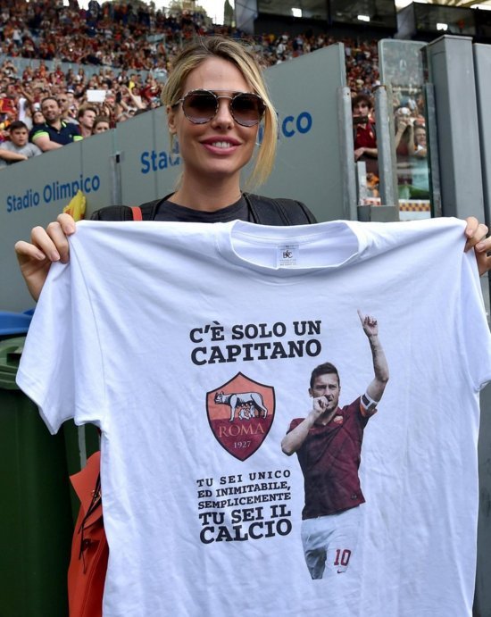 Ο Τότι έγινε 600άρης και το γιόρτασε με ένα καυτό φιλί της Ιλάρι Μπλάζι [εικόνες] | iefimerida.gr 2