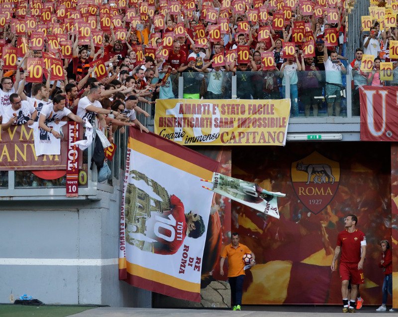 Λύγισαν φίλοι και εχθροί - 70.000 άνθρωποι έκλαιγαν στο «αντίο» του Φραντσέσκο Τότι [βίντεο] | iefimerida.gr 0