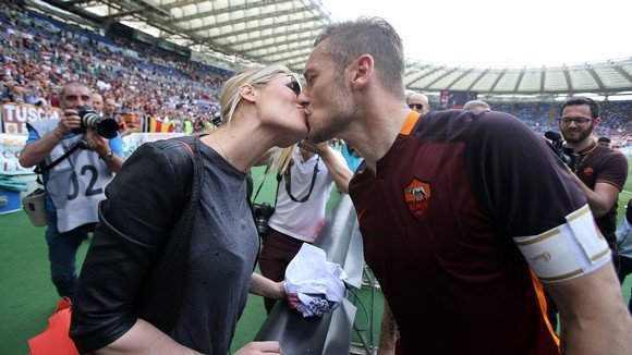 Ο Τότι έγινε 600άρης και το γιόρτασε με ένα καυτό φιλί της Ιλάρι Μπλάζι [εικόνες] | iefimerida.gr 3