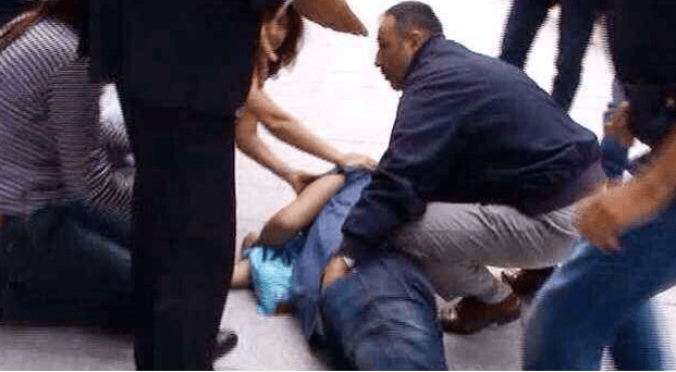 Βίντεο σοκ από την Τουρκία: Καρέ -καρέ η στιγμή που αστυνομικοί πυροβολούν έναν διαδηλωτή [εικόνες] | iefimerida.gr 1