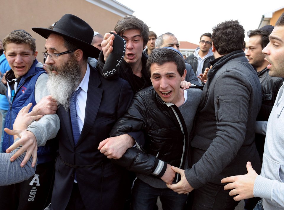 Οργή και οδύνη στα Ιεροσόλυμα στην κηδεία των θυμάτων της Τουλούζης [εικόνες] | iefimerida.gr 4