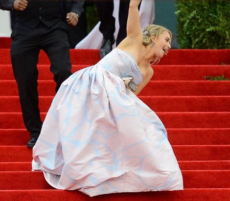 Τι τη θες την τουαλέτα; Καρέ-καρέ η τούμπα γνωστής ηθοποιού στο κόκκινο χαλί [εικόνες] | iefimerida.gr 1