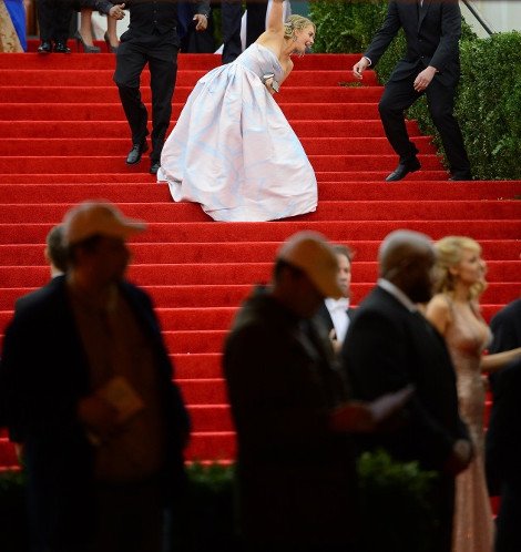 Τι τη θες την τουαλέτα; Καρέ-καρέ η τούμπα γνωστής ηθοποιού στο κόκκινο χαλί [εικόνες] | iefimerida.gr 2