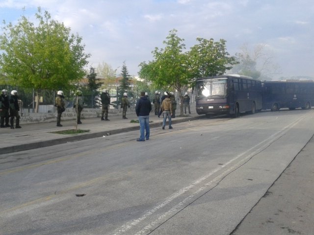 Επεισόδια στην Τούμπα: Πετροπόλεμος και χημικά εκτός γηπέδου -Φωτοβολίδες και ξύλο εντός [εικόνες&βίντεο] | iefimerida.gr 1