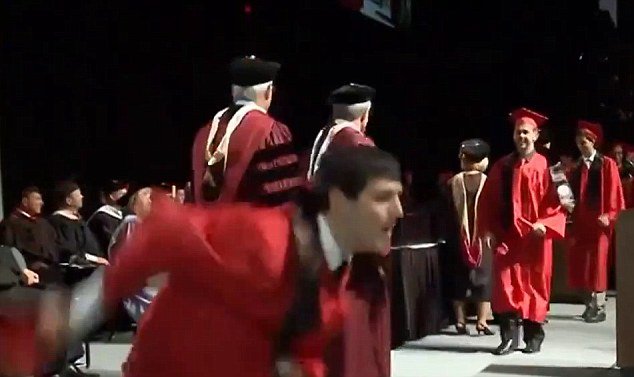 Ο απόφοιτος που έγινε ρεζίλι διεθνώς -Το πτυχίο, ο ενθουσιασμός και η αποτυχημένη τούμπα [εικόνες&βίντεο] | iefimerida.gr 1