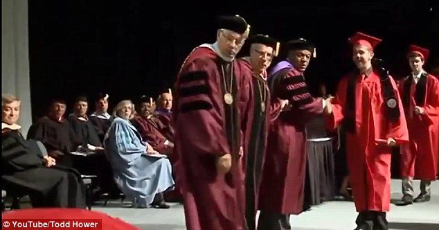 Ο απόφοιτος που έγινε ρεζίλι διεθνώς -Το πτυχίο, ο ενθουσιασμός και η αποτυχημένη τούμπα [εικόνες&βίντεο] | iefimerida.gr 2