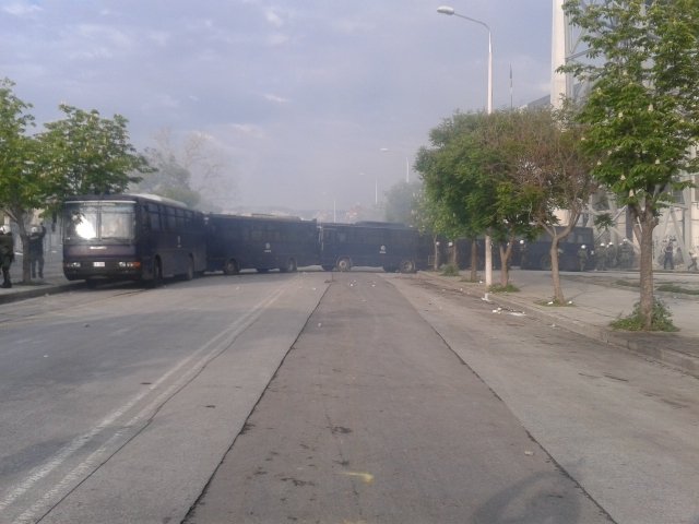 Επεισόδια στην Τούμπα: Πετροπόλεμος και χημικά εκτός γηπέδου -Φωτοβολίδες και ξύλο εντός [εικόνες&βίντεο] | iefimerida.gr 0