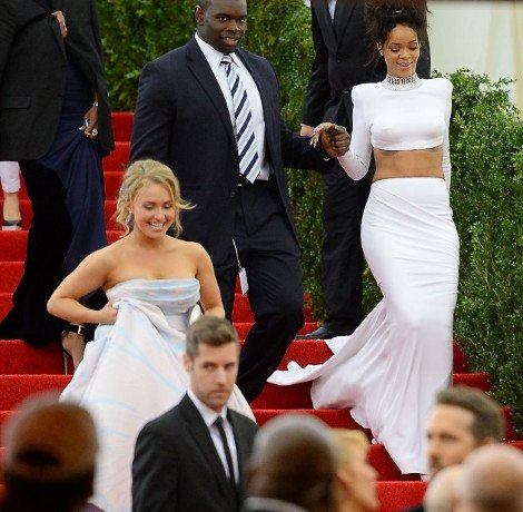 Τι τη θες την τουαλέτα; Καρέ-καρέ η τούμπα γνωστής ηθοποιού στο κόκκινο χαλί [εικόνες] | iefimerida.gr 0