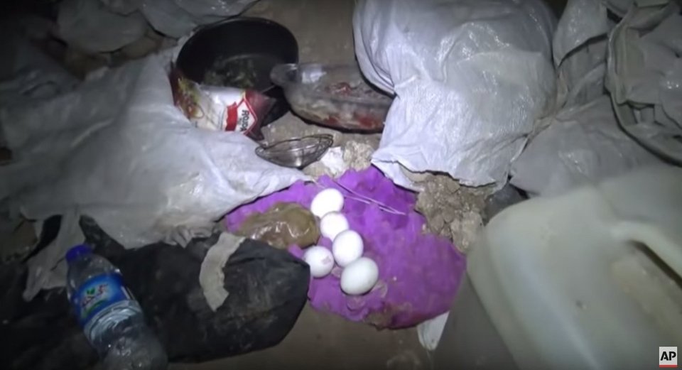 Μέσα στα τούνελ των τζιχαντιστών -Κρύβονται από τις αεροπορικές επιθέσεις, διαβάζουν το Κοράνι και φτιάχνουν βόμβες [εικόνες] | iefimerida.gr 0