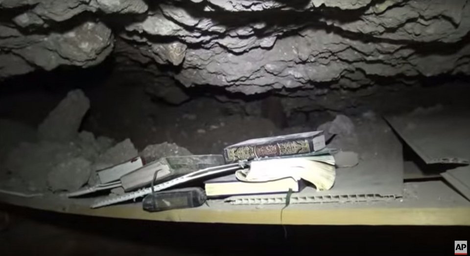 Μέσα στα τούνελ των τζιχαντιστών -Κρύβονται από τις αεροπορικές επιθέσεις, διαβάζουν το Κοράνι και φτιάχνουν βόμβες [εικόνες] | iefimerida.gr 4