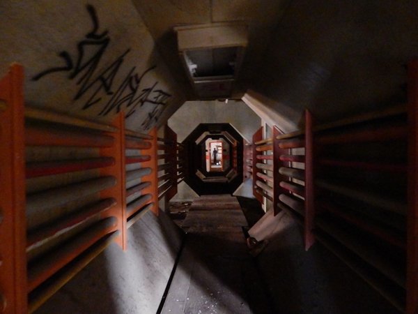 Τα τρομακτικά παιχνίδια του φλας που έκαναν έναν άνδρα να «κοκαλώσει» -Φωτογράφισε φάντασμα σε παλιό εργοστάσιο;  [εικόνες] | iefimerida.gr 0