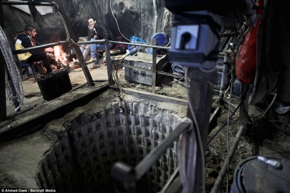 Σκάβοντας για τη ζωή τους -Παλαιστίνιοι ανοίγουν υπόγειες σήραγγες για να μεταφέρουν προμήθειες στη Γάζα [εικόνες]   | iefimerida.gr 2