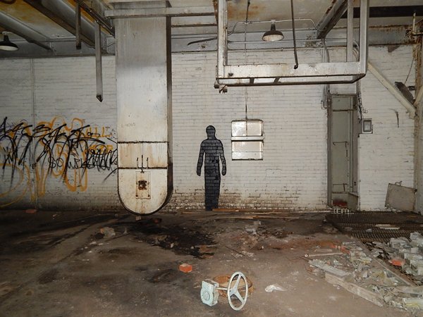 Τα τρομακτικά παιχνίδια του φλας που έκαναν έναν άνδρα να «κοκαλώσει» -Φωτογράφισε φάντασμα σε παλιό εργοστάσιο;  [εικόνες] | iefimerida.gr 2