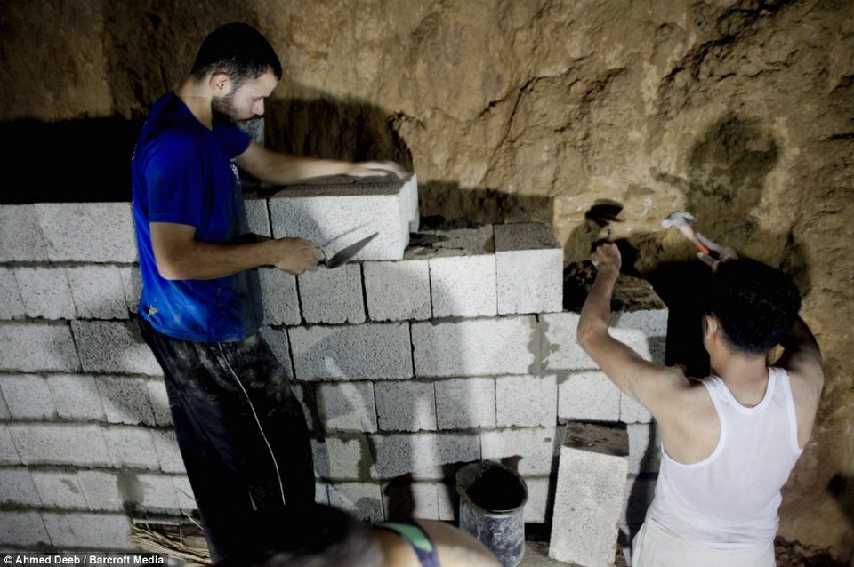 Σκάβοντας για τη ζωή τους -Παλαιστίνιοι ανοίγουν υπόγειες σήραγγες για να μεταφέρουν προμήθειες στη Γάζα [εικόνες]   | iefimerida.gr 4