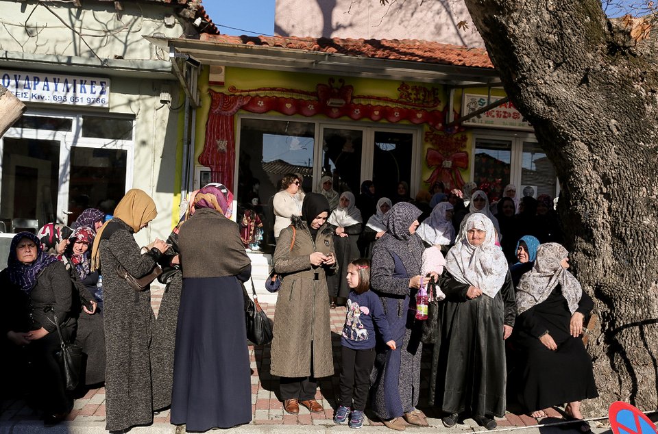 Ξεπούλησαν τα ανθοπωλεία στην Κομοτηνή -Με ανθοδέσμες, φορώντας τα καλά τους, περιμένουν τον Ερντογάν [εικόνες]  | iefimerida.gr 7