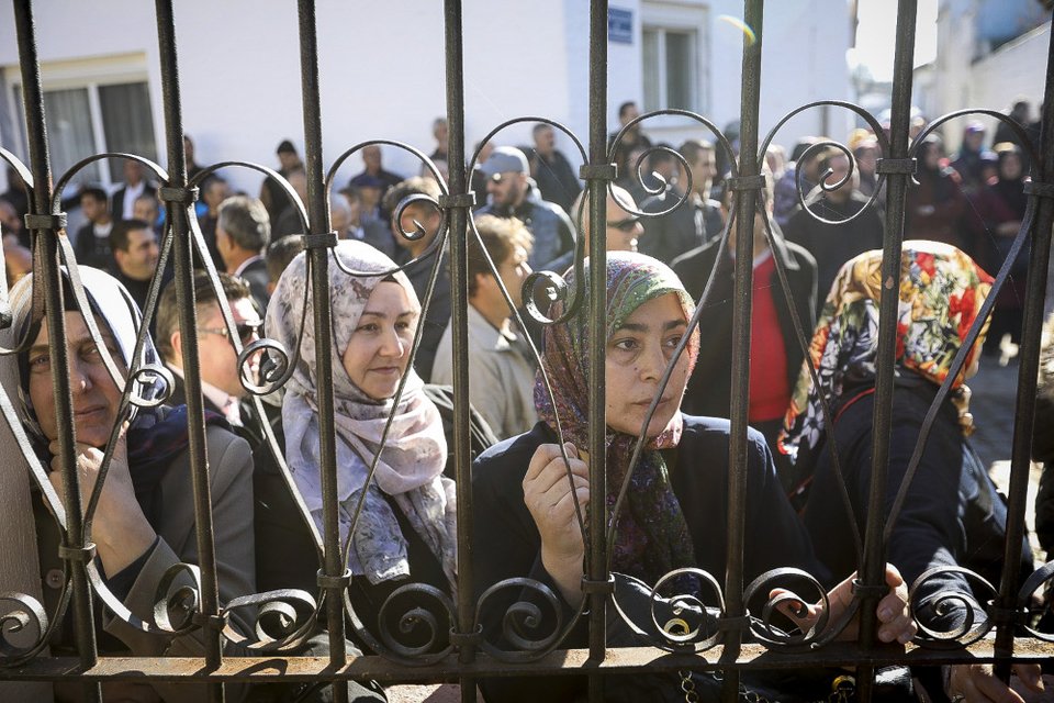 Ξεπούλησαν τα ανθοπωλεία στην Κομοτηνή -Με ανθοδέσμες, φορώντας τα καλά τους, περιμένουν τον Ερντογάν [εικόνες]  | iefimerida.gr 4