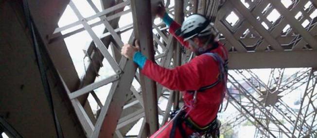 Εκαναν αναρρίχηση στον πύργο του Αιφελ για ... οικολογικό σκοπό [βίντεο+ εικόνες] | iefimerida.gr 2