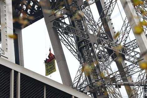 Εκαναν αναρρίχηση στον πύργο του Αιφελ για ... οικολογικό σκοπό [βίντεο+ εικόνες] | iefimerida.gr 3