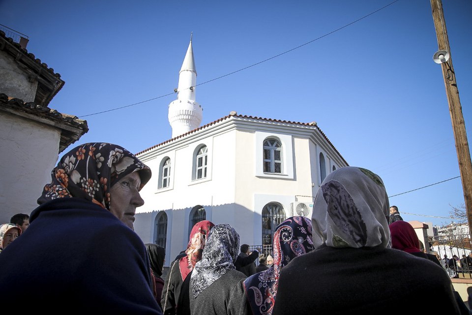 Ξεπούλησαν τα ανθοπωλεία στην Κομοτηνή -Με ανθοδέσμες, φορώντας τα καλά τους, περιμένουν τον Ερντογάν [εικόνες]  | iefimerida.gr 5