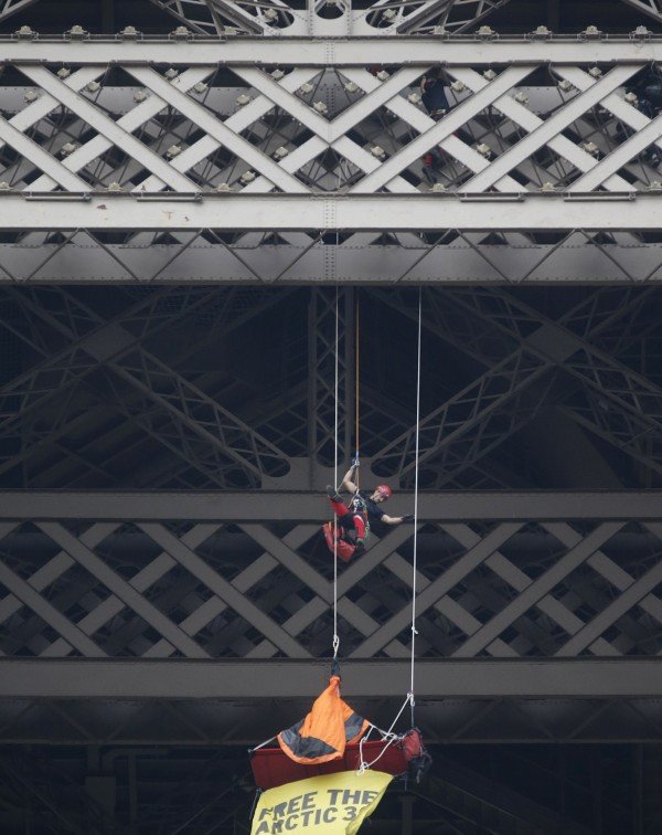 Εκαναν αναρρίχηση στον πύργο του Αιφελ για ... οικολογικό σκοπό [βίντεο+ εικόνες] | iefimerida.gr 4