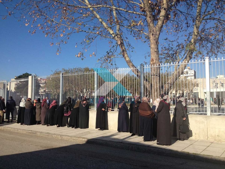 Ξεπούλησαν τα ανθοπωλεία στην Κομοτηνή -Με ανθοδέσμες, φορώντας τα καλά τους, περιμένουν τον Ερντογάν [εικόνες]  | iefimerida.gr 6