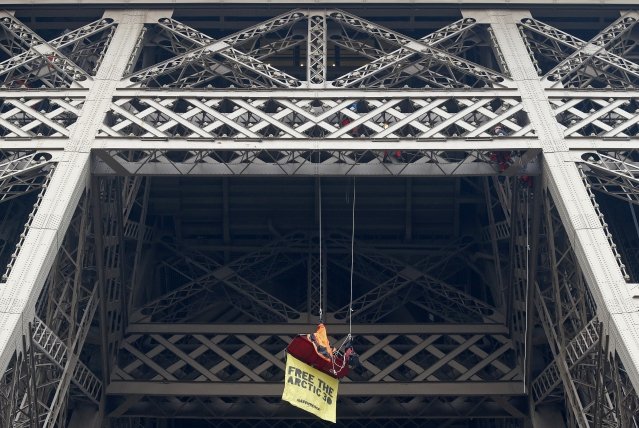 Εκαναν αναρρίχηση στον πύργο του Αιφελ για ... οικολογικό σκοπό [βίντεο+ εικόνες] | iefimerida.gr 0