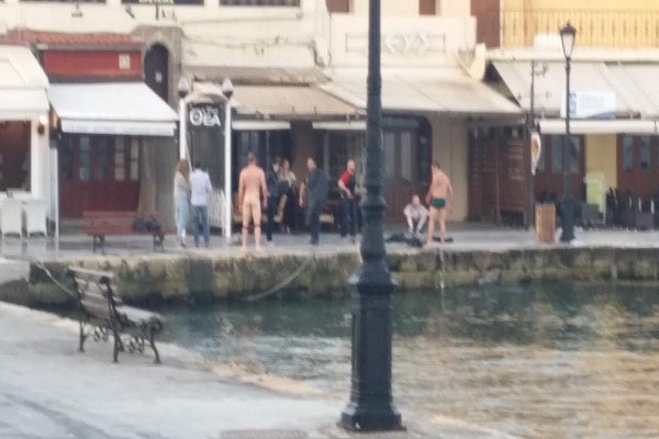 Μέθυσαν, γδύθηκαν και πήδηξαν στο ενετικό λιμάνι των Χανίων [εικόνα] | iefimerida.gr 0