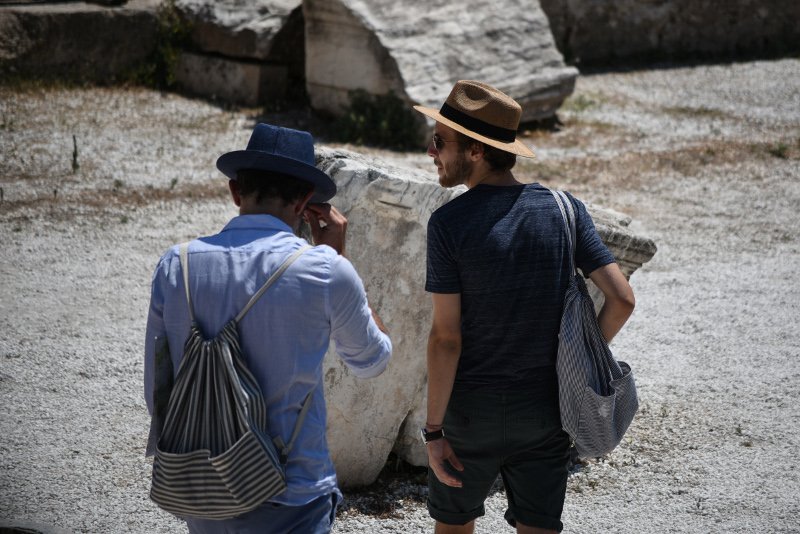 Ο καύσωνας της Αθήνας ζάλισε και τους τουρίστες -Εψαχναν καπέλα και σκιά [εικόνες] | iefimerida.gr 8