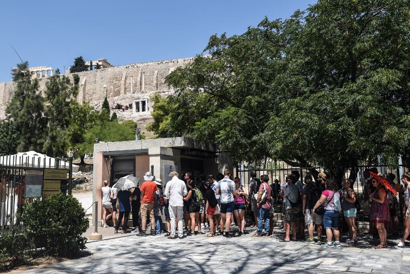 Ο καύσωνας της Αθήνας ζάλισε και τους τουρίστες -Εψαχναν καπέλα και σκιά [εικόνες] | iefimerida.gr 7
