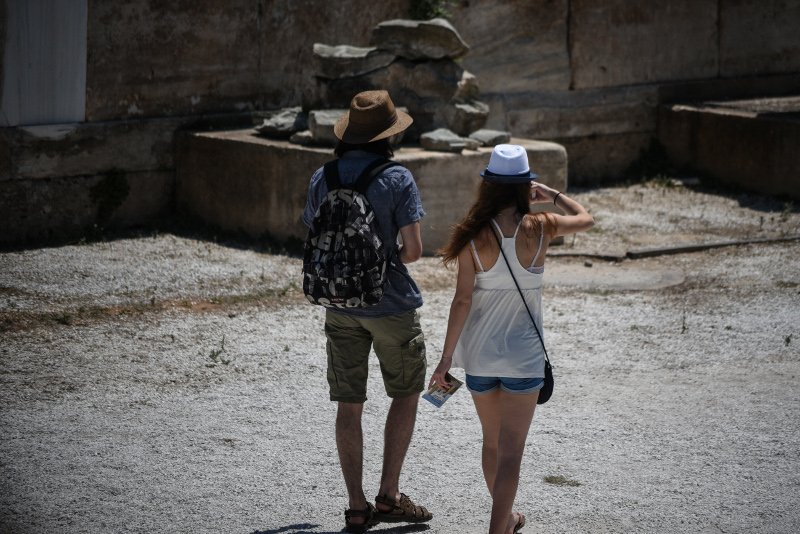 Ο καύσωνας της Αθήνας ζάλισε και τους τουρίστες -Εψαχναν καπέλα και σκιά [εικόνες] | iefimerida.gr 0