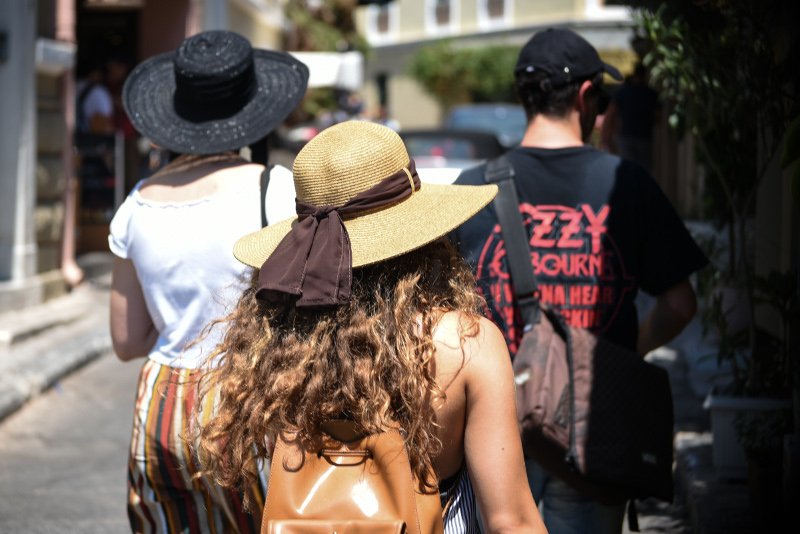 Ο καύσωνας της Αθήνας ζάλισε και τους τουρίστες -Εψαχναν καπέλα και σκιά [εικόνες] | iefimerida.gr 1