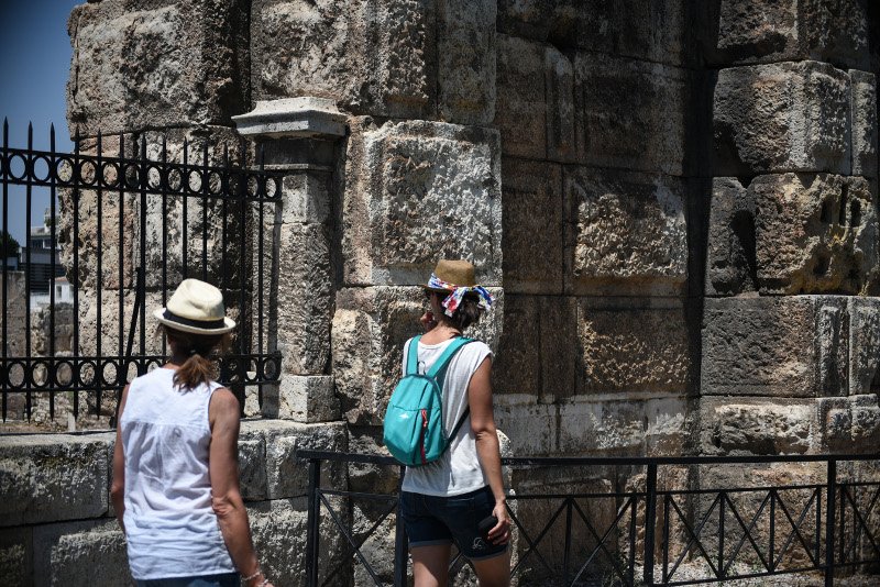 Ο καύσωνας της Αθήνας ζάλισε και τους τουρίστες -Εψαχναν καπέλα και σκιά [εικόνες] | iefimerida.gr 2
