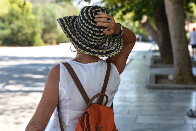 Ο καύσωνας της Αθήνας ζάλισε και τους τουρίστες -Εψαχναν καπέλα και σκιά [εικόνες] | iefimerida.gr 3