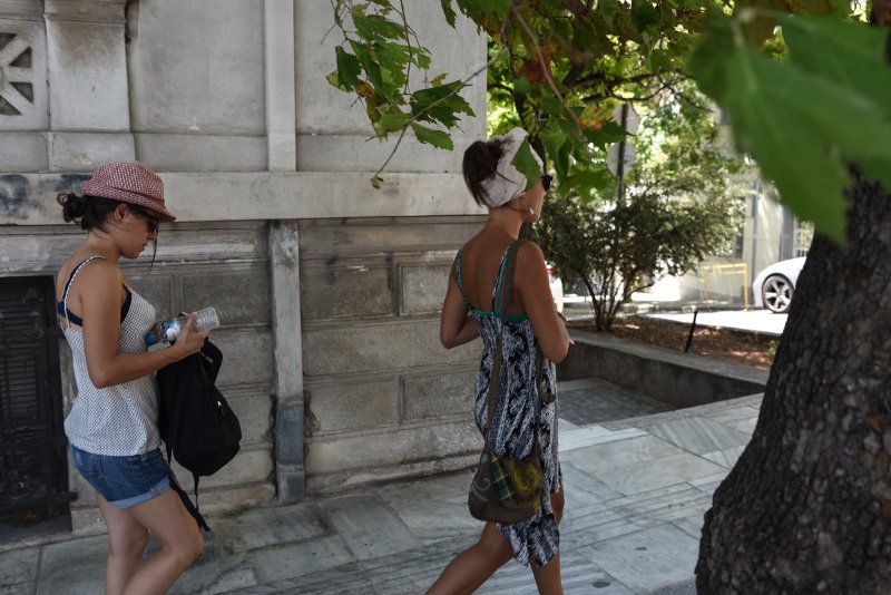Ο καύσωνας της Αθήνας ζάλισε και τους τουρίστες -Εψαχναν καπέλα και σκιά [εικόνες] | iefimerida.gr 4
