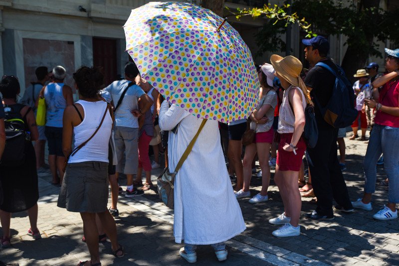 Ο καύσωνας της Αθήνας ζάλισε και τους τουρίστες -Εψαχναν καπέλα και σκιά [εικόνες] | iefimerida.gr 5