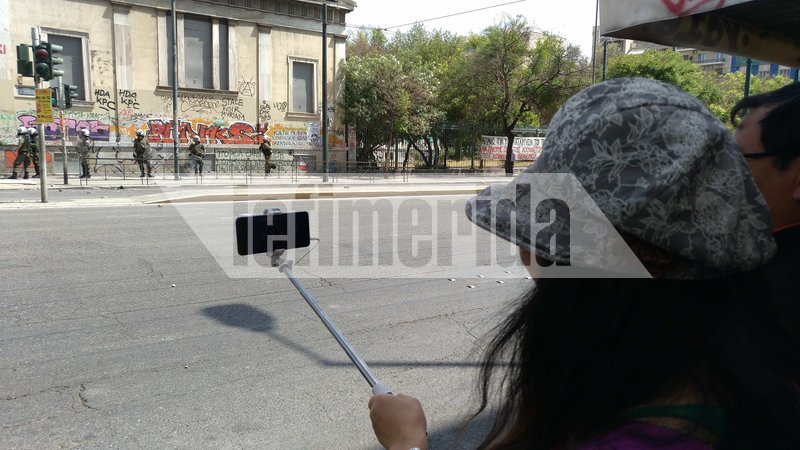Τουρίστες βγάζουν selfie με φόντο τον κλεφτοπόλεμο ΜΑΤ-αναρχικών στο Πολυτεχνείο [εικόνες]  | iefimerida.gr 3