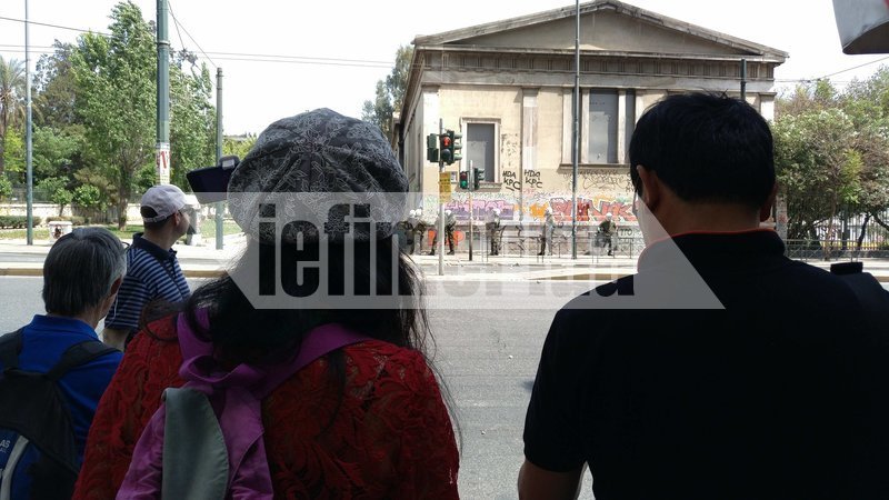 Τουρίστες βγάζουν selfie με φόντο τον κλεφτοπόλεμο ΜΑΤ-αναρχικών στο Πολυτεχνείο [εικόνες]  | iefimerida.gr 2