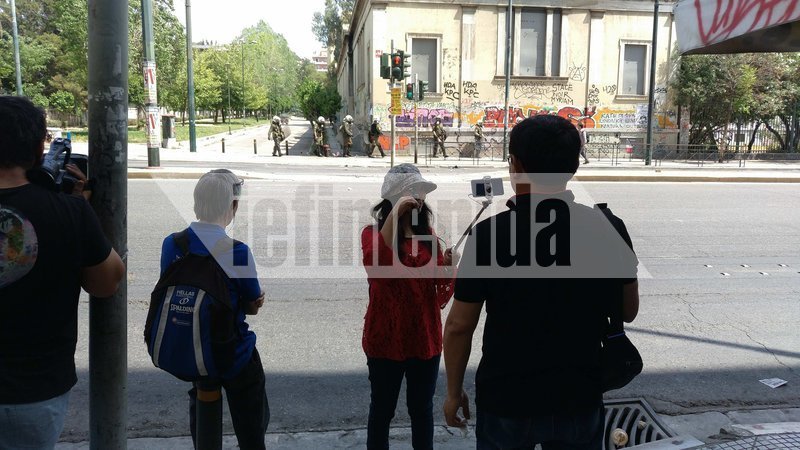 Θέατρο του παραλόγου στην Αθήνα. ΜΑΤ κυνηγούν αναρχικούς και τουρίστες βγάζουν selfie