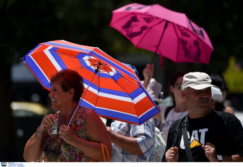 Ο καύσωνας γονάτισε τους τουρίστες στην Αθήνα -Εψαχναν για σκιά και για δροσιά [εικόνες] | iefimerida.gr 2