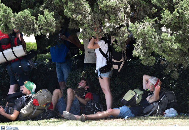 Ο καύσωνας γονάτισε τους τουρίστες στην Αθήνα -Εψαχναν για σκιά και για δροσιά [εικόνες] | iefimerida.gr 3