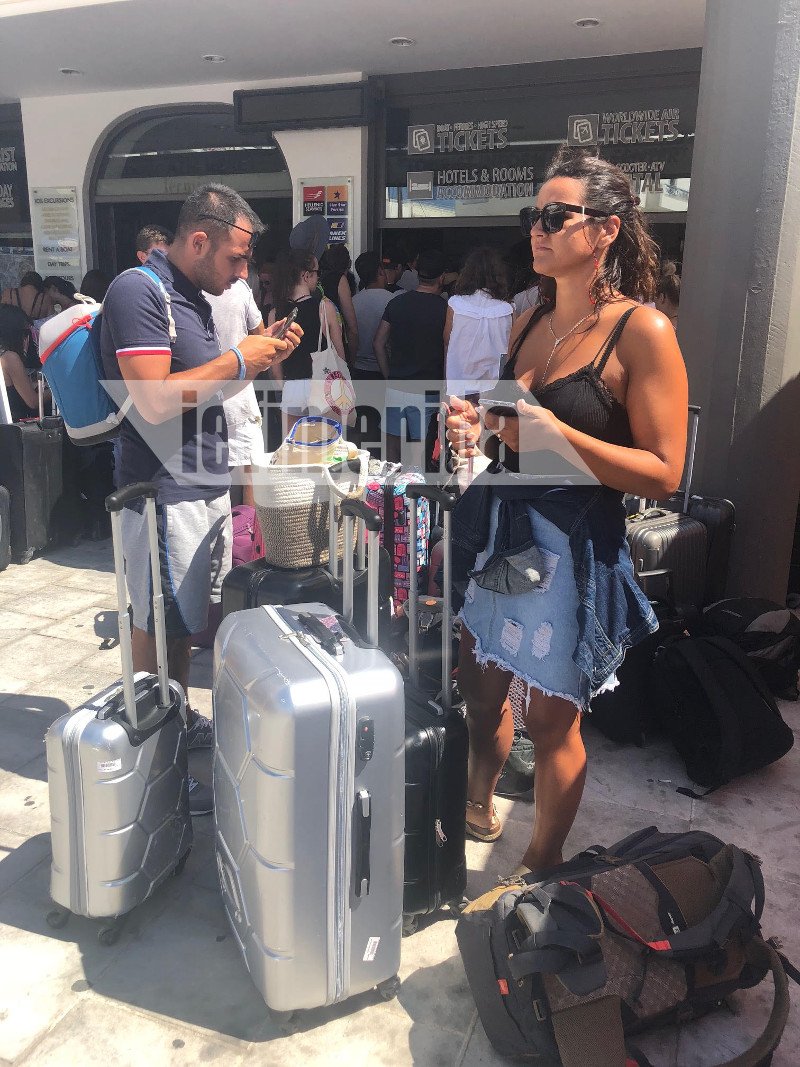 Πανζουρλισμός στα τουριστικά πρακτορεία στα νησιά, με το που έληξε η απεργία -Μάχη για ένα εισιτήριο [εικόνες] | iefimerida.gr 6