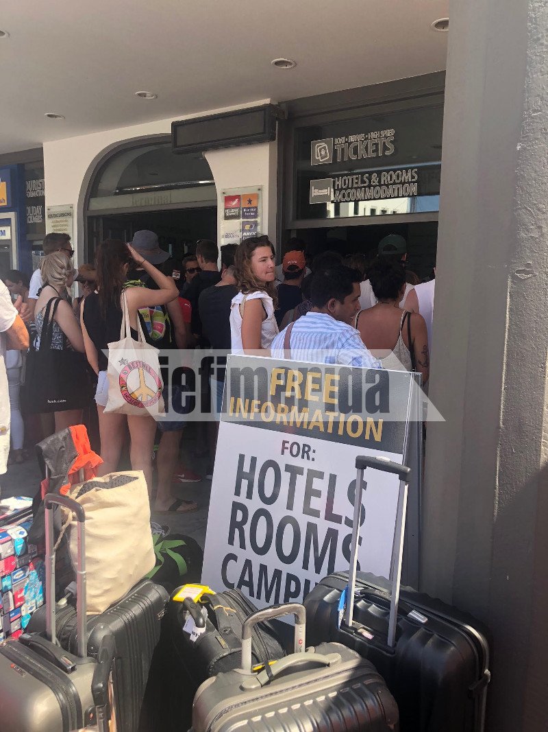 Πανζουρλισμός στα τουριστικά πρακτορεία στα νησιά, με το που έληξε η απεργία -Μάχη για ένα εισιτήριο [εικόνες] | iefimerida.gr 5