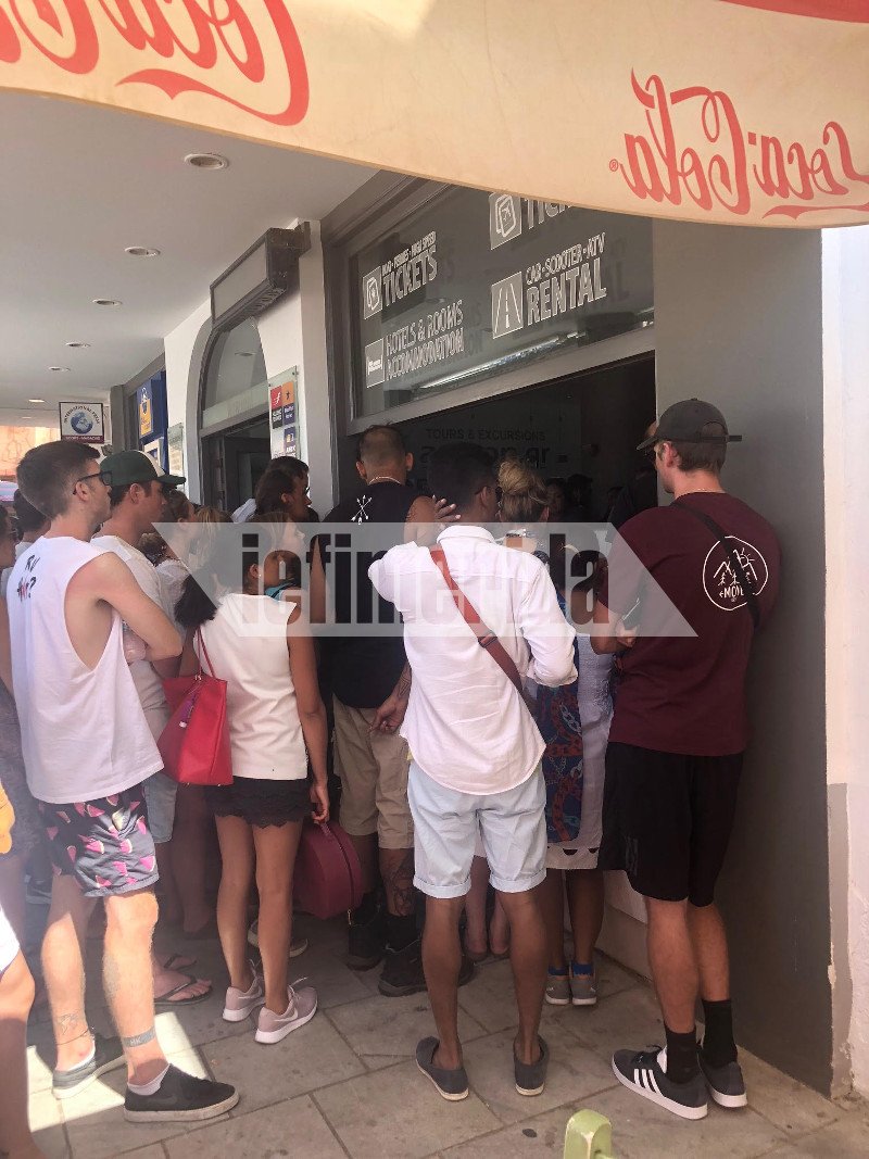 Πανζουρλισμός στα τουριστικά πρακτορεία στα νησιά, με το που έληξε η απεργία -Μάχη για ένα εισιτήριο [εικόνες] | iefimerida.gr 4
