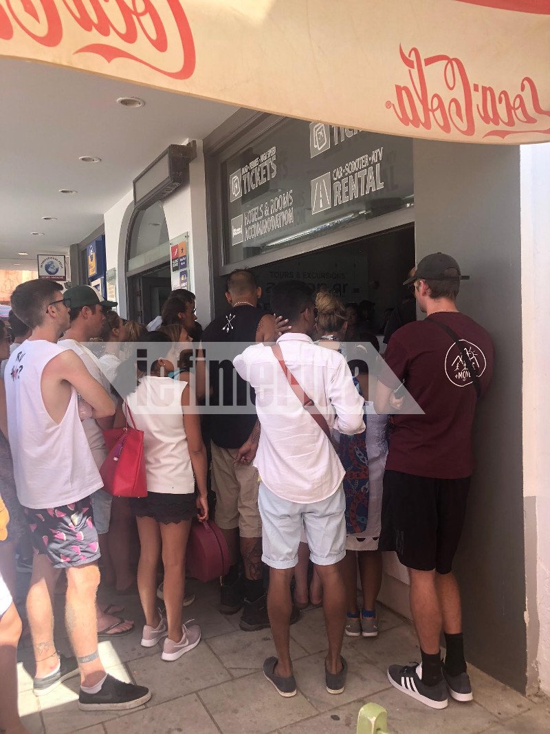 Πανζουρλισμός στα τουριστικά πρακτορεία στα νησιά, με το που έληξε η απεργία -Μάχη για ένα εισιτήριο [εικόνες] | iefimerida.gr 3