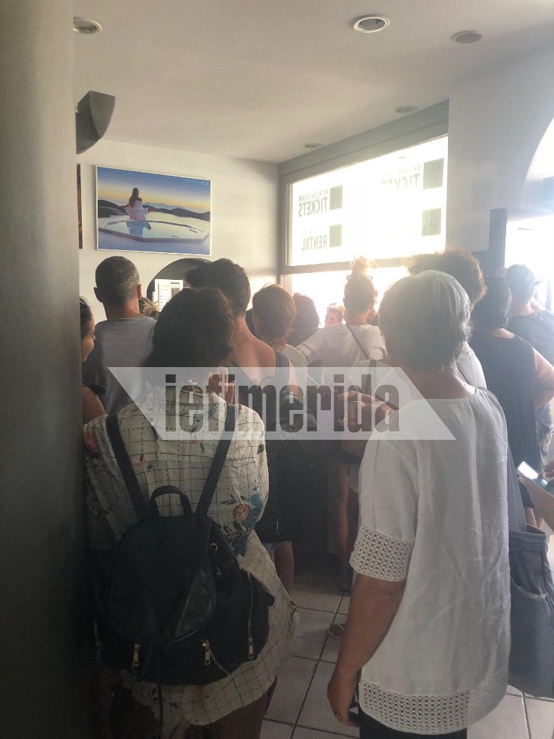 Πανζουρλισμός στα τουριστικά πρακτορεία στα νησιά, με το που έληξε η απεργία -Μάχη για ένα εισιτήριο [εικόνες] | iefimerida.gr 1