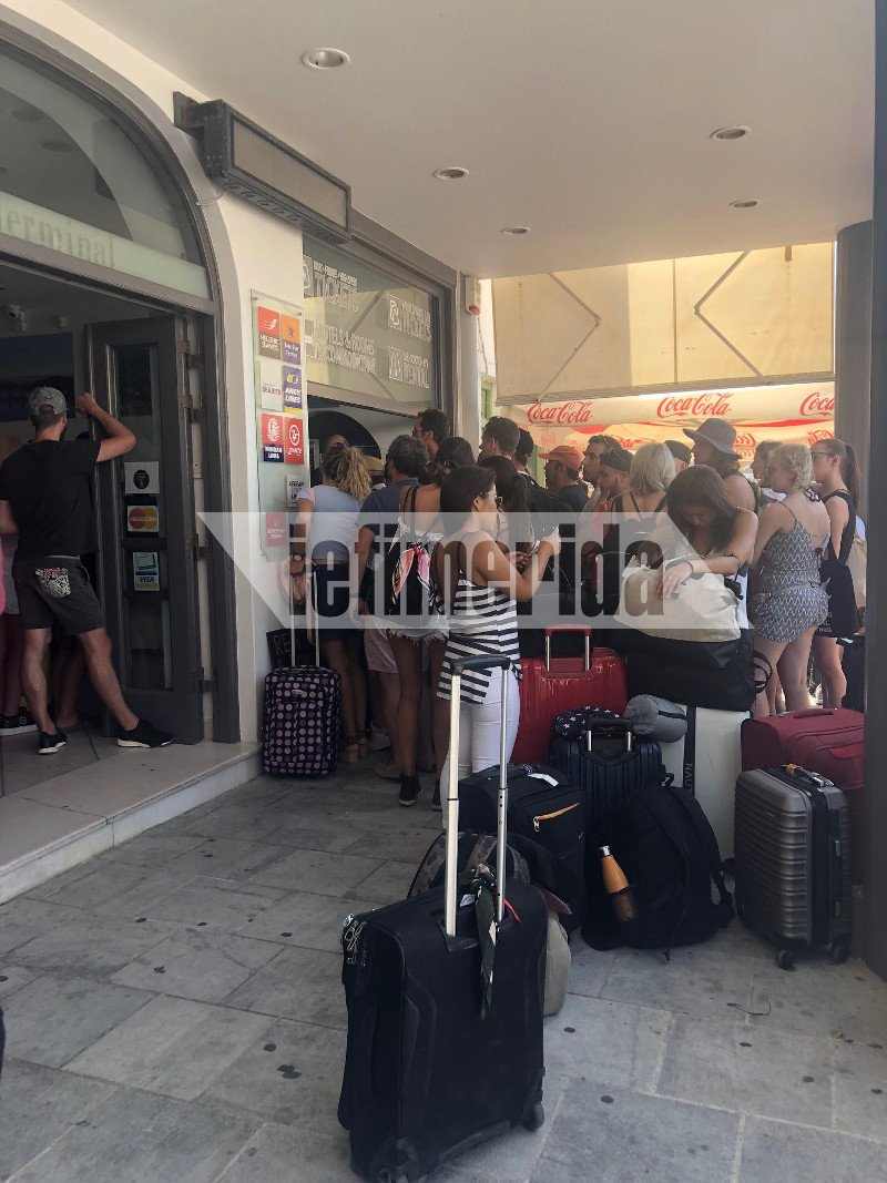 Πανζουρλισμός στα τουριστικά πρακτορεία στα νησιά, με το που έληξε η απεργία -Μάχη για ένα εισιτήριο [εικόνες] | iefimerida.gr 0