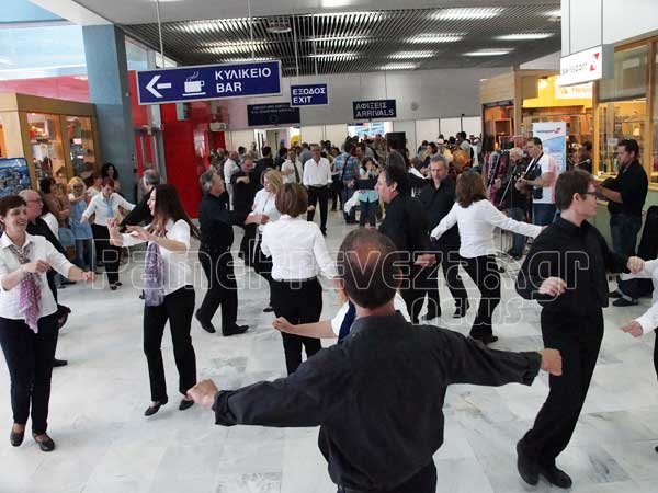 Με συρτάκι υποδέχθηκαν τους πρώτους Βρετανούς τουρίστες στο Άκτιο [βίντεο & εικόνες] | iefimerida.gr 6