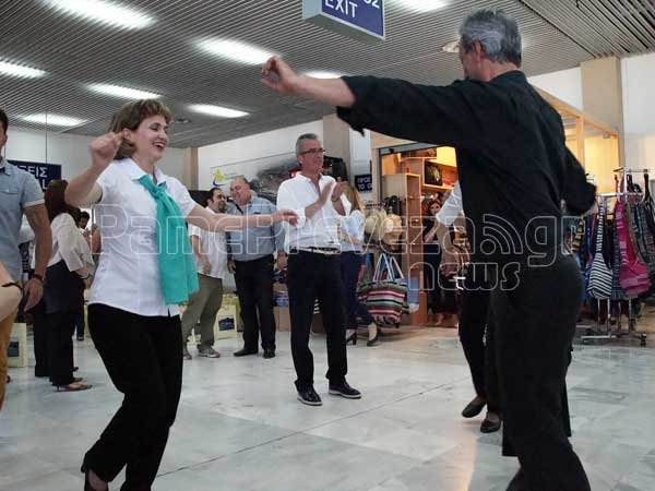 Με συρτάκι υποδέχθηκαν τους πρώτους Βρετανούς τουρίστες στο Άκτιο [βίντεο & εικόνες] | iefimerida.gr 7