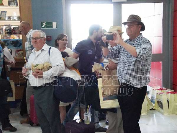 Με συρτάκι υποδέχθηκαν τους πρώτους Βρετανούς τουρίστες στο Άκτιο [βίντεο & εικόνες] | iefimerida.gr 8