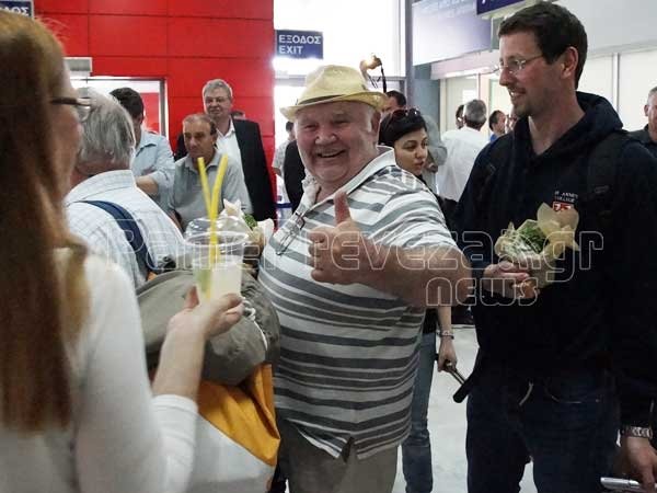 Με συρτάκι υποδέχθηκαν τους πρώτους Βρετανούς τουρίστες στο Άκτιο [βίντεο & εικόνες] | iefimerida.gr 0